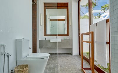 bathroom with windows and mirror