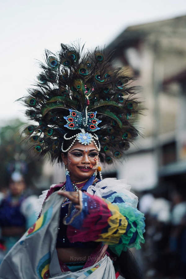 Cultural dance during the Balapitiya Perahera procession in July Danza cultural durante el desfile del Perahera de Balapitiya en julio