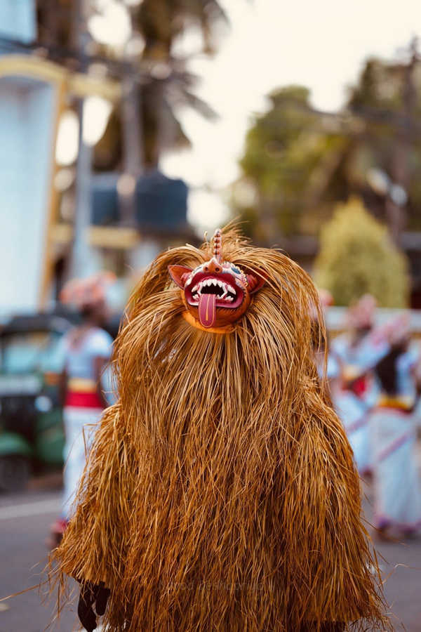 Traditional mask dance in the sacred Balapitiya festival near Galle Danza con máscaras tradicionales en el festival sagrado de Balapitiya cerca de Galle