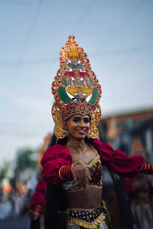 Dancer in traditional costume at the Balapitiya Perahera, a spiritual event in Sri Lanka Bailarina en traje típico en el Perahera de Balapitiya, evento espiritual en Sri Lanka