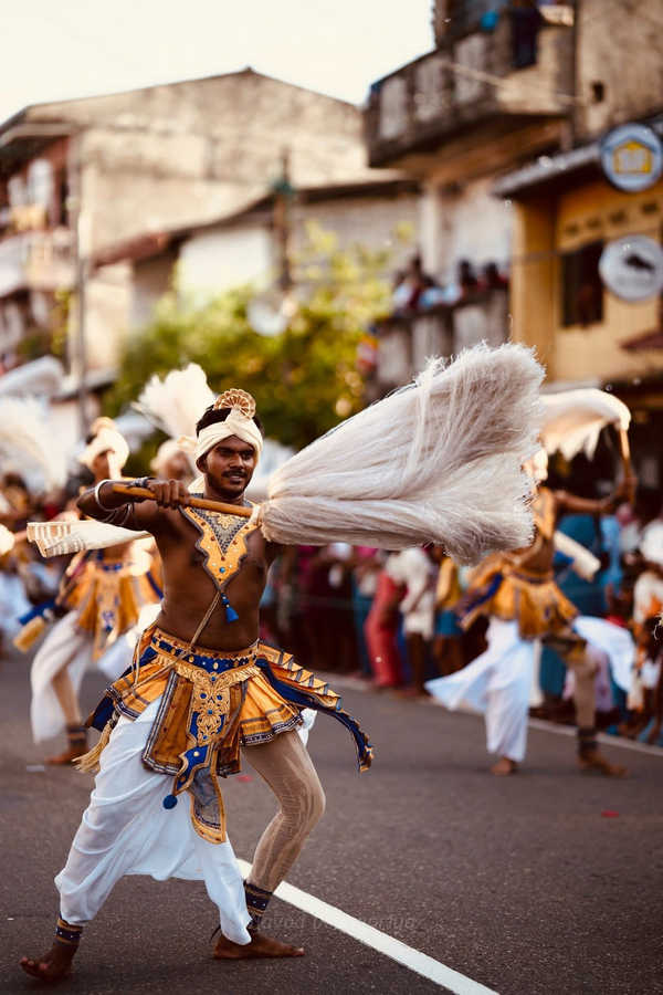 Group of dancers at the traditional Perahera on Sri Lanka’s south coast, near Calamansi Cove Villas Grupo de bailarines en el Perahera tradicional de la costa sur de Sri Lanka, cerca de Calamansi Cove Villas